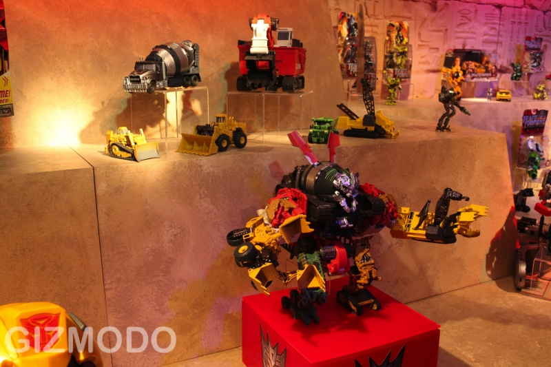 Illustration for article titled Constructicons Devastator Toy Is The Latest Voltron of Transformers, Cement Mixers